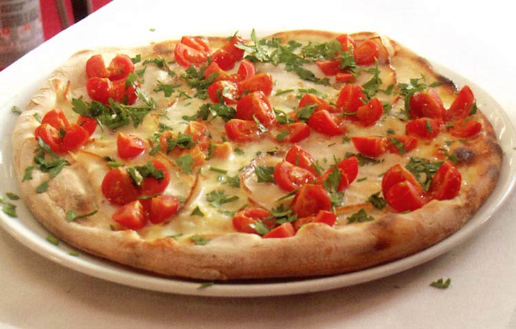 Schöne neapolitanische Pizza mit Kirschtomaten