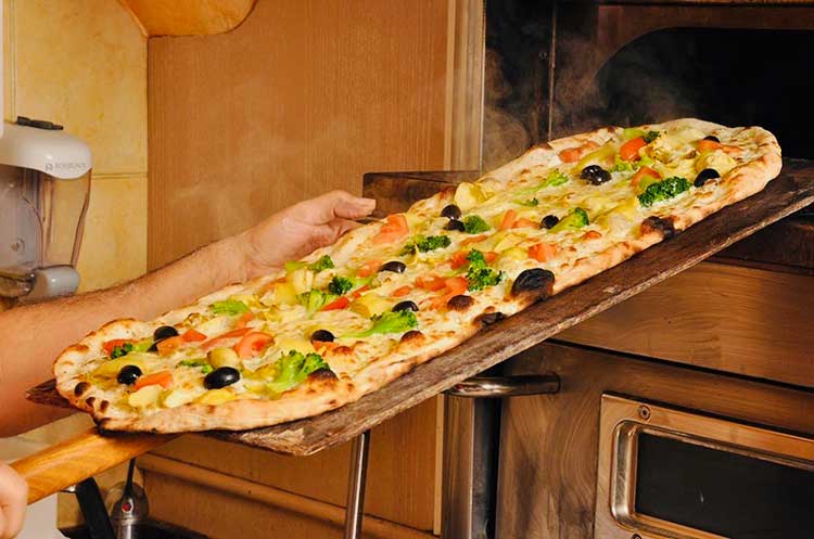 Italienische Pizza al metro